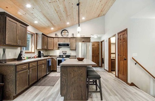 Arkdale House | Modern cabin with fast WiFi, firepit, pergola, W/D, & central AC