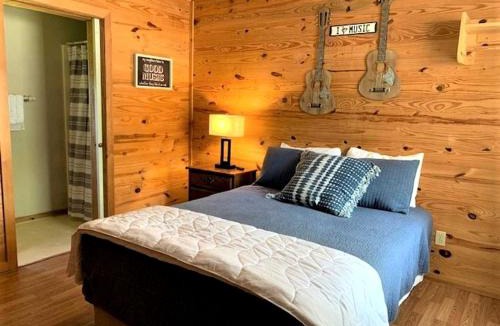 Mountain View House | Modern Cabin with Gorgeous Wood Paneled Walls Nestled in the Scenic Beauty of the Ozarks