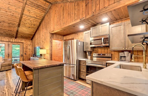 Screamer Mountain Cabin | Modern Cabin with Great Views Close to Downtown Clayton