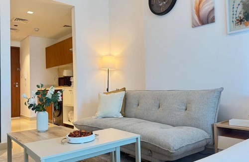 Abu Dhabi Apartment | Modern & Calm Studio Stay | Big TV, Sofa, Kitchen