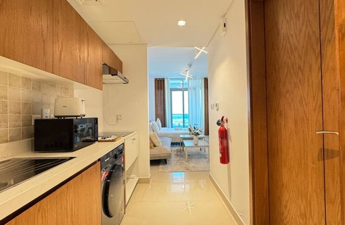 Abu Dhabi Apartment | Modern & Calm Studio Stay | Big TV, Sofa, Kitchen