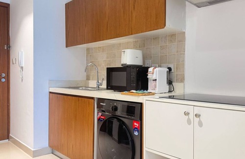 Abu Dhabi Apartment | Modern & Calm Studio Stay | Big TV, Sofa, Kitchen