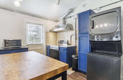 Cambridge Apartment | Modern Cambridge Cottage: Walk to Town, Waterfront