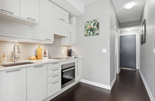 Downtown Toronto Apartment | Modern Central 1-BR Condo in DT Toronto