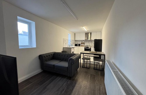 Wellingborough Apartment | Modern Central Apartments with Balcony