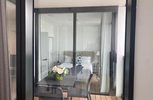 Auckland Central Business District Apartment | Modern, Central City, Penthouse Floor Apartment.