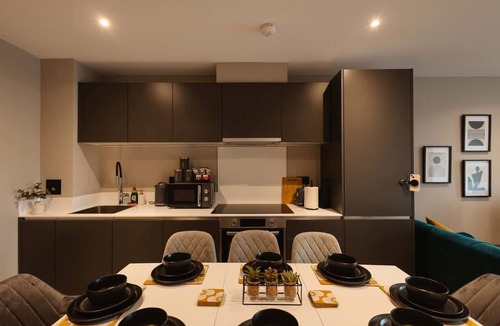 Holbeck Apartment | Modern Central Leeds 3 Bedroom Apartment Sleeps 6