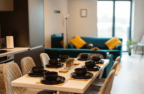 Holbeck Apartment | Modern Central Leeds 3 Bedroom Apartment Sleeps 6