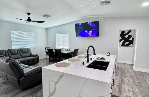 Camelback East House | Modern Central PHX Home | 4 Bed 2 Bath | Sleeps 10