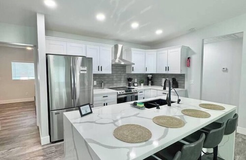 Camelback East House | Modern Central PHX Home | 4 Bed 2 Bath | Sleeps 10