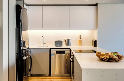 Sea Point Promenade Apartment | Modern Central Secure Cape Town 2bed Bantry Suite