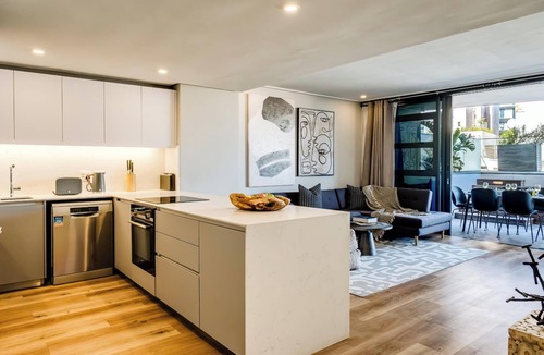 Sea Point Promenade Apartment | Modern Central Secure Cape Town 2bed Bantry Suite