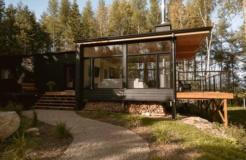 Saint-Tite-des-Caps Ski Chalet | Modern chalet with spa and fireplace in the heart of nature 15 mins from two ski mountains