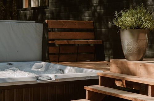 Saint-Tite-des-Caps Ski Chalet | Modern chalet with spa and fireplace in the heart of nature 15 mins from two ski mountains