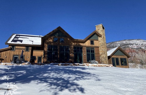 Edwards Ski Chalet | Modern Chalet on the River. Hot Tub, Fireplace , Newly furnished Fishing, Hiking