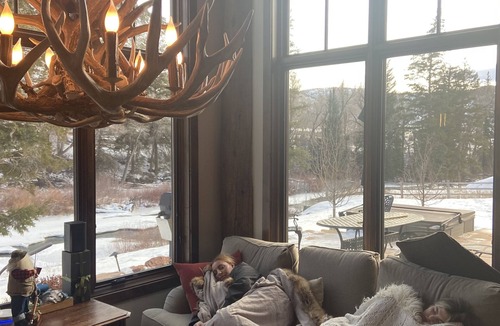 Edwards Ski Chalet | Modern Chalet on the River. Hot Tub, Fireplace , Newly furnished Fishing, Hiking