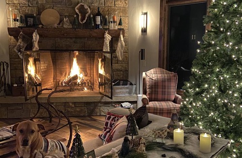 Edwards Ski Chalet | Modern Chalet on the River. Hot Tub, Fireplace , Newly furnished Fishing, Hiking