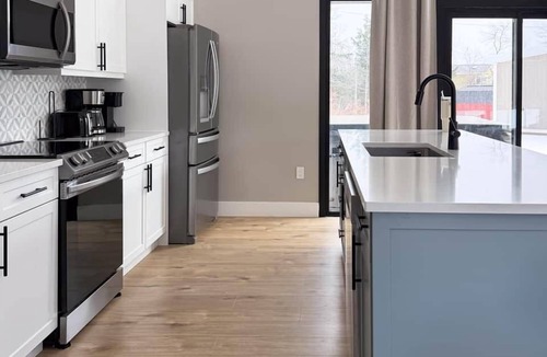 Bayview House | Modern Chalet w/Hot Tub minutes to Cavendish - Seawood Haven