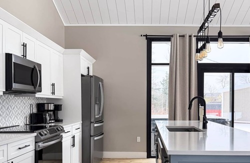 Bayview House | Modern Chalet w/Hot Tub minutes to Cavendish - Seawood Haven