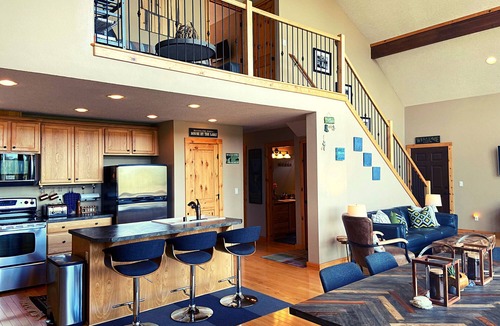 Mossyrock House | Modern Chalet with Lake Views in Marina Area