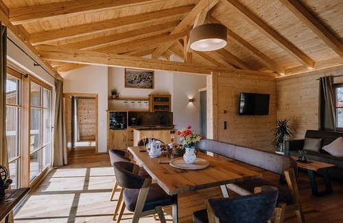 Hartkirchen Apartment | Modern chalet with whirlpool