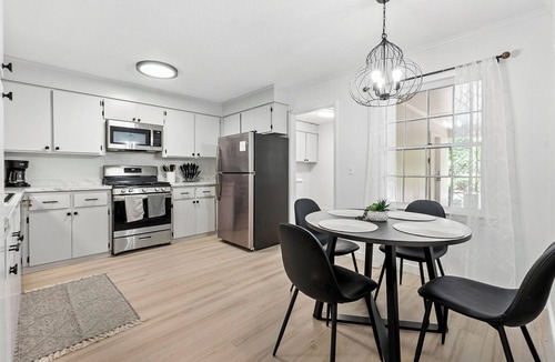 Perry House | Modern Charm at The Jade House, Fenced Yard, Fast Wifi