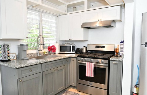 Estate Whim Apartment | Modern Chic 1BR Apt w/W/D & Island Fruit Garden