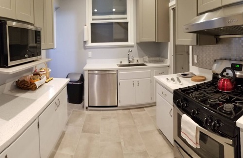 Outer Richmond Condo | Modern, Chic, 3bedroom/2bath, Patio, GGB and City views and free breakfast.