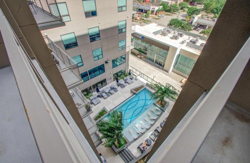 Greater Heights Apartment | Modern Chic 3BR in Houston Heights by Stay Gia