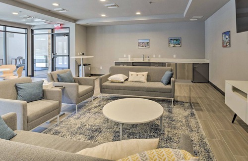 East Cesar Chavez Condo | Modern Chic Condo w/Balcony+Pool, Walk to Downtown