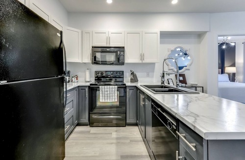 South Pandosy Condo | ☀️Modern, Chic, King Bed & Gym! Best Location! Walk to Beach & Fab Eats!🏖️🍷🥂🍱