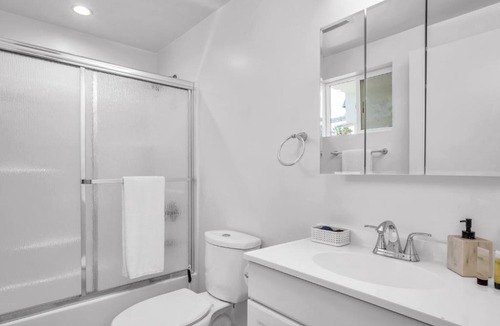 Wilshire Apartment | Modern Chic Loft In Hollywood-Koreatown With Parking