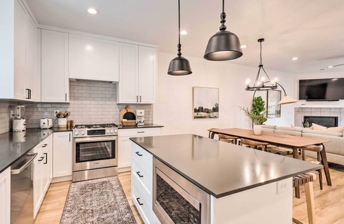 Central Business District Apartment | Modern-chic Provo Townhome 1 Mi to BYU Campus