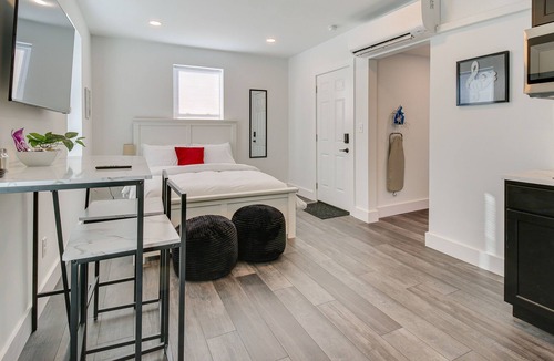 Norwood Apartment | Modern Cincinnati Studio ~ 8 Mi to Findlay Market!
