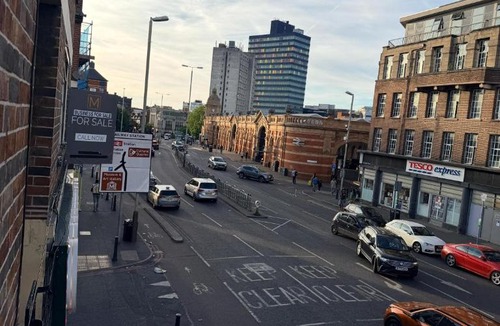 Welford Apartment | Modern City Centre Serviced Apartment, Opposite Leicester Train Station, Sleeps 3, Super King Bed, Fast Wi-Fi, Self Check-in, Ideal for Corporate, Relocation, Family & Leisure Stays