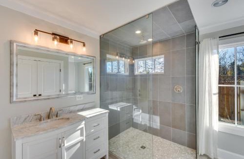 Clarkesville House | Modern Clarkesville Cottage w/Decks & Patio!