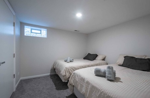 West Ridge Apartment | Modern Clean Private Entry Apartment Free Street Parking Washer & Dryer