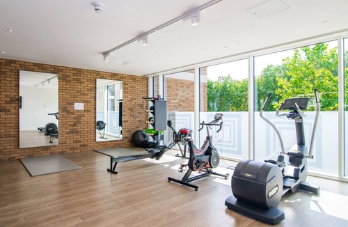 Canbury Apartment | Modern & Cosy Flat in Kingston - 5 minutes from train Station