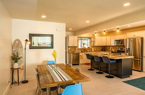 Brookings House | Modern Coast Escape |Hot Tub & Games |Near Beach