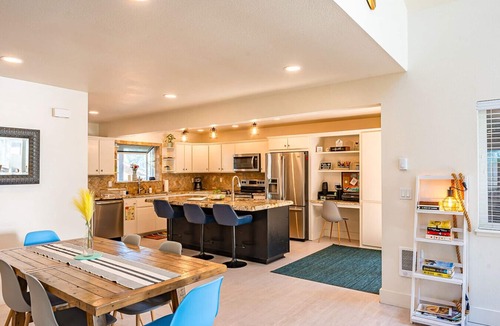 Brookings House | Modern Coast Escape |Hot Tub & Games |Near Beach