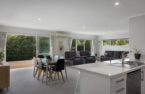 Te Mata House | Modern coastal bach – 2 min beach, 7 min boat ramp | Family & fisher-friendly