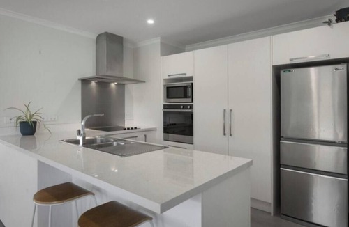 Te Mata House | Modern coastal bach – 2 min beach, 7 min boat ramp | Family & fisher-friendly