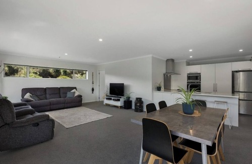 Te Mata House | Modern coastal bach – 2 min beach, 7 min boat ramp | Family & fisher-friendly