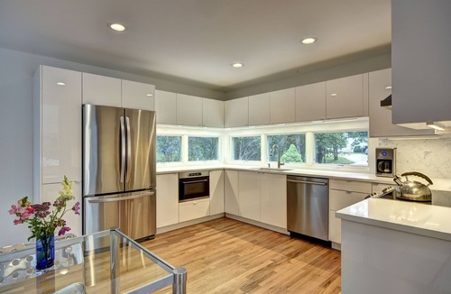 Springs House | Modern Coastal Elegance- Heated Pool, Bike to Bay