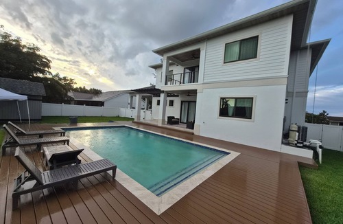 Golden Gate House | Modern coastal vacation home with private pool, near to beaches