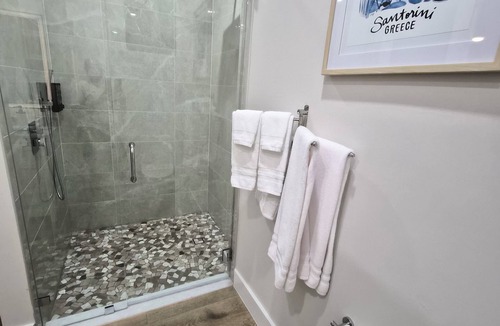 Golden Gate House | Modern coastal vacation home with private pool, near to beaches