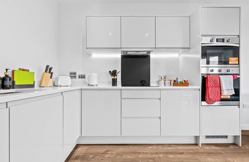 Staines Apartment | Modern & Comfortable 2BR | 12 mins to Heathrow & 30 mins to Waterloo