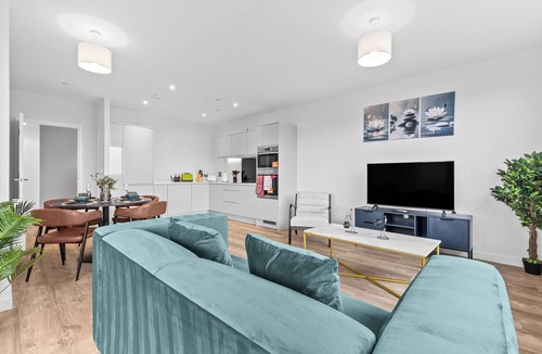 Staines Apartment | Modern & Comfortable 2BR | 12 mins to Heathrow & 30 mins to Waterloo