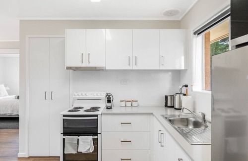 Centenary Heights Apartment | Modern Comfort in Quiet Neighbourhood!