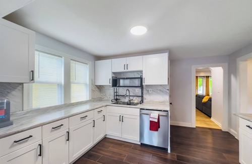 Cleveland House | Modern Comfort Near Clinic & Downtown, King Bed!